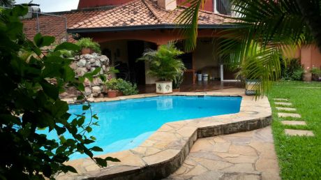 Residencia En Barrio Los Laureles
