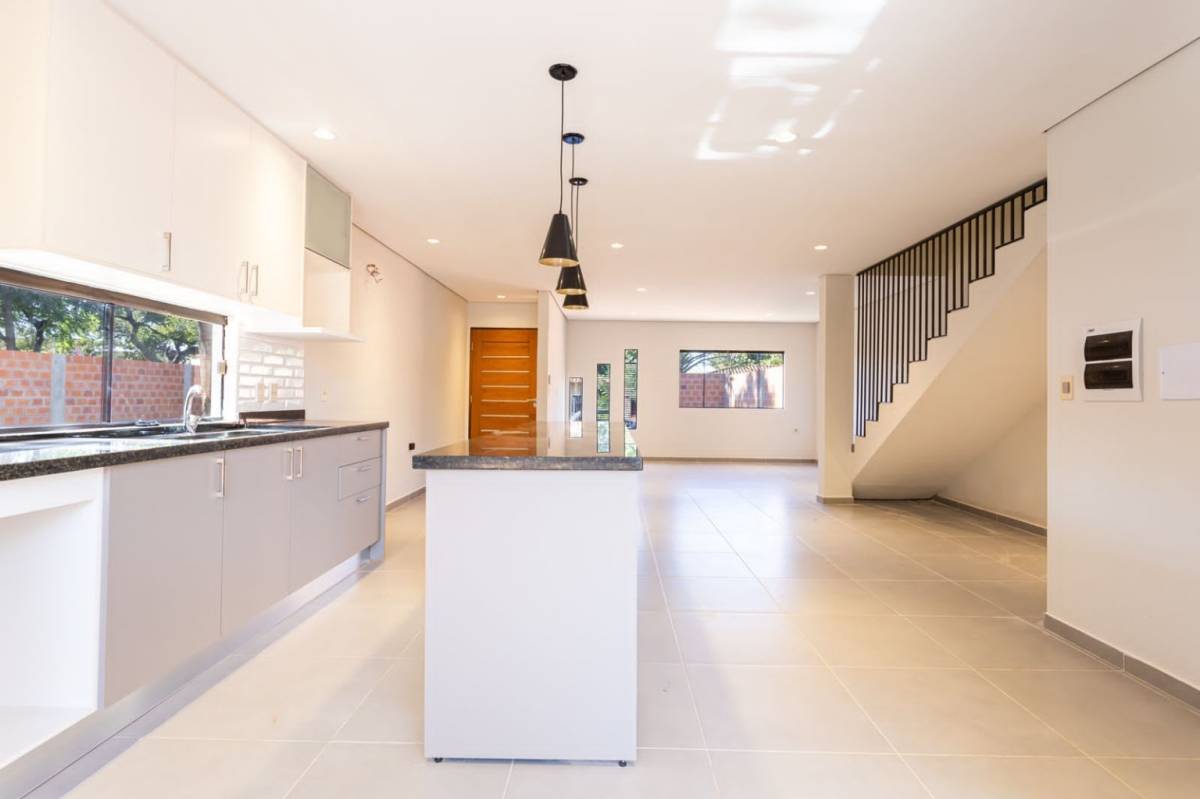 VENDO HERMOSO DUPLEX MARIANGELA EN SAN LORENZO — foto 3