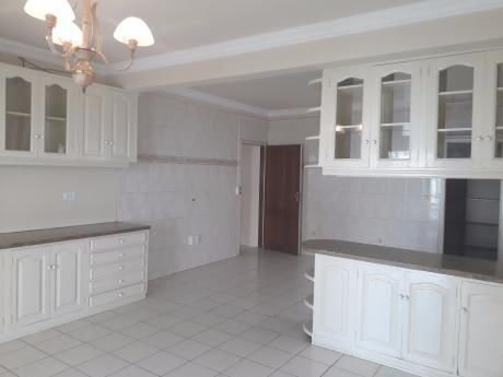 Espectacular Casa En Barrio Las Palmas En Alquiler