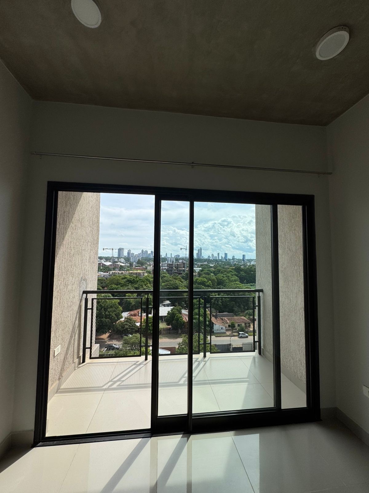 ALQUILO DEPARTAMENTO EN EDIFICIO ZUBA IV- LUQUE — foto 3