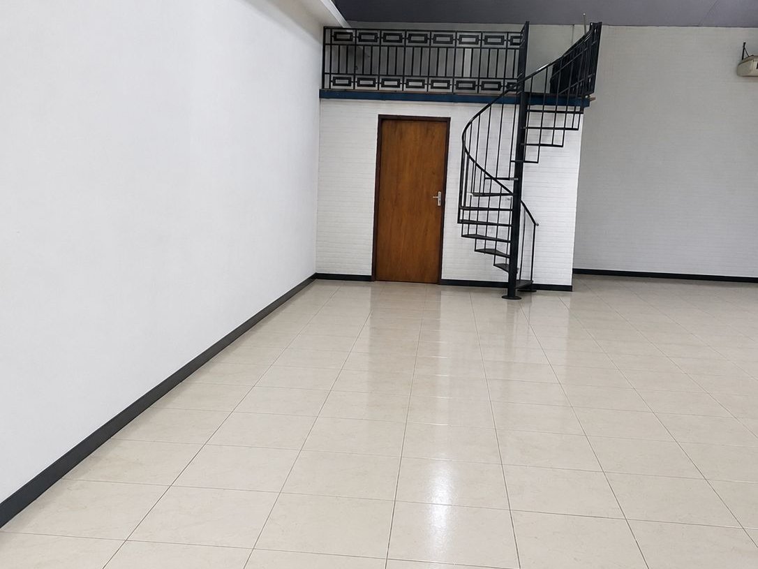ALQUILO SALÓN COMERCIAL CON DEPOSITO EN SAN LORENZO REDUCTO — foto 2
