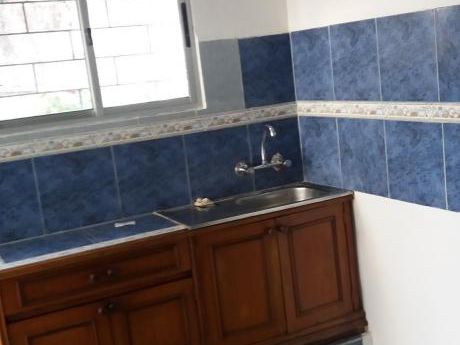 Casa De 3 Dormitorios En Barrio La Teja