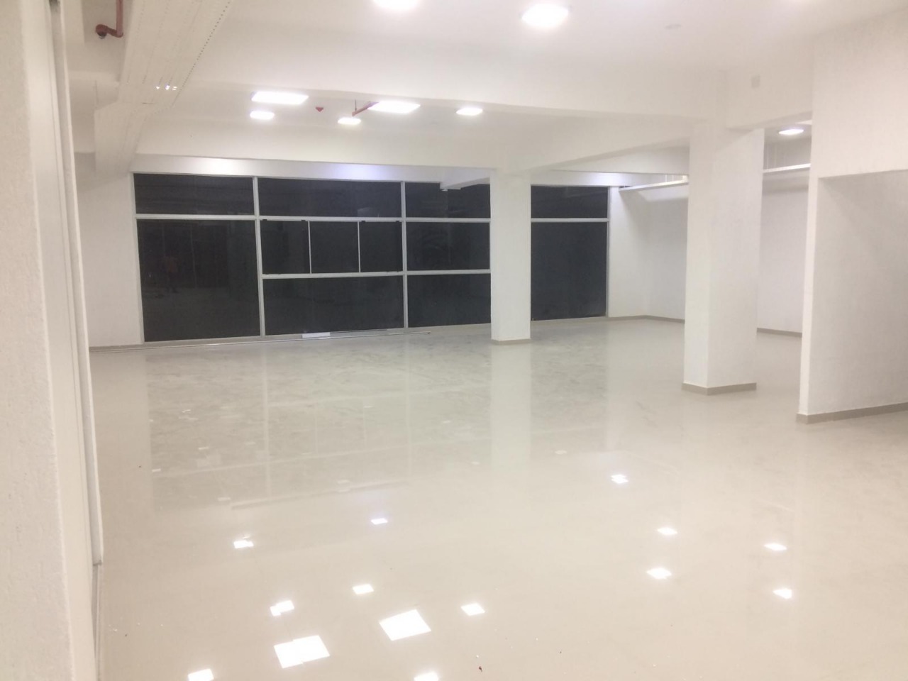ALQUILO OFICINA CORPORATIVA BARRIO HIPODROMO — foto 2