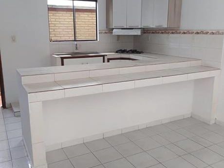 Alquilo Amplio Dto De 3 Dormitorios, Zona Stock De La Avda Britez Borges