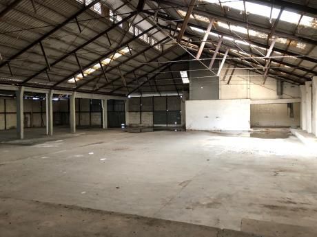 Local Para Depósito O Industria - 4300m2 + 2000m2 De Playa De Maniobras. Cerro.