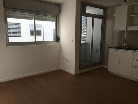 Apartamento De Un Dormitorio Con Garage