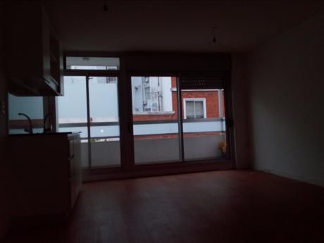 Piso Alto, 2 Dorm., Garage, Vigilancia 24 Hs.