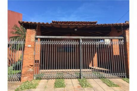 Casa Con Excelente Ubicación En Fdo De La Mora
