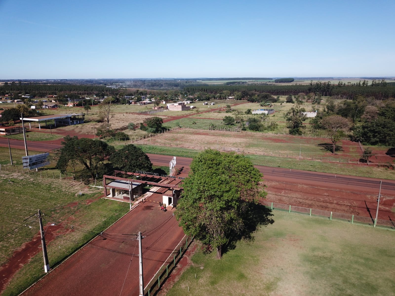 ¡Inversión Estratégica! Terreno Exclusivo de 5.000 m² con Frente Directo a Supercarretera en Hernandarias KM 06, Potencial Ilimitado para Desarrollo Comercial y Residencial. — foto 3