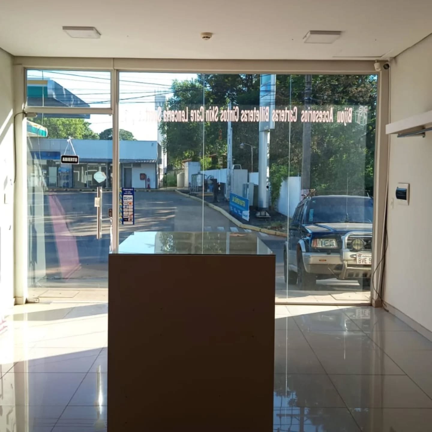 ALQUILO SALON. COMERCIAL EN SAN LORENZO,  SOBRE AVDA LAGUNA GRANDE — foto 2