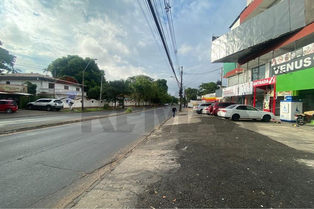 EN ALQUILER! Amplio salón comercial sobre la Avda. Defensores del Chaco — foto 3
