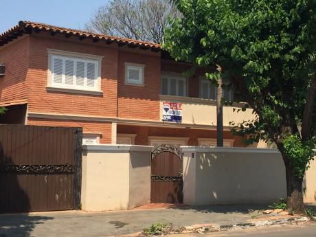 Amplia Casa En Barrio Los Laureles