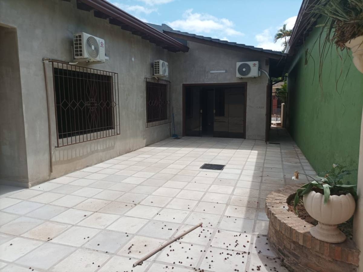 Casa en alquiler Centro de Luque con oficina independiente — foto 2