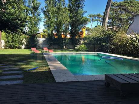 Alquiler Casa Punta Del Este Lugano, 3 Dorm, 3 Baños, Piscina, Jardín