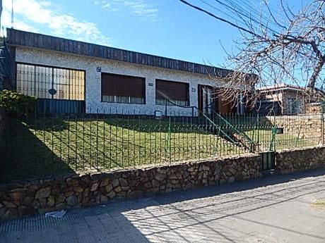 Hermosa, Con Fondo, Piscina Y Apartamento.