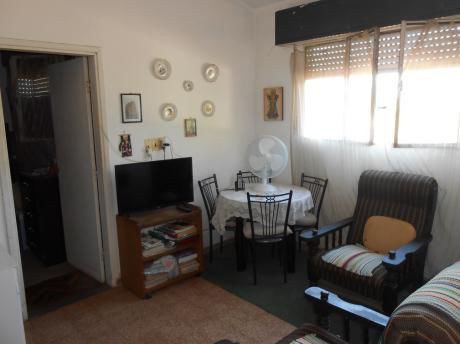 Buen Apartamento De Altos, Con Patio!!