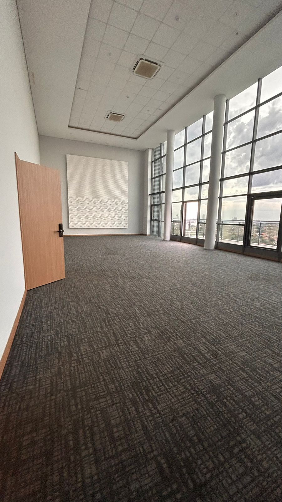 ALQUILO 2 OFICINAS EN EDIFICIO CORPORATIVO EN EL EJE CORPORATIVO — foto 3