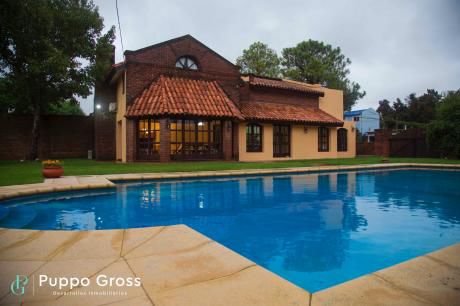 Vende Espaciosa Y Luminosa Casa De 2 Plantas, 3 Dormitorios, Piscina Y Jardin