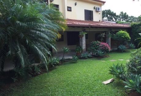 Casa. Residencia En Asuncion. Barrio Los Laureles. Paraguay