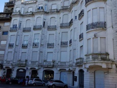 Venta En Edificio Emblemático Frente A Plaza Zabala