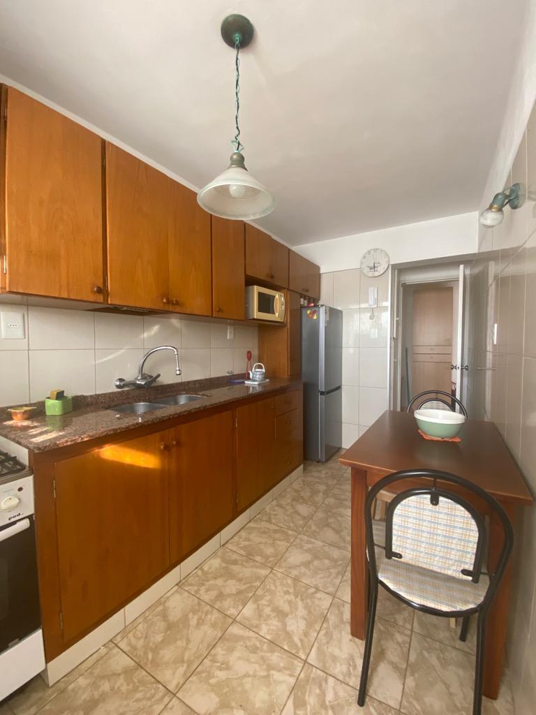 Alquiler apartamento de 3 Dormitorios 2 baños, balcon al frente, amoblado, 1 unidad por piso, piso alto, frente al hospital de Clinicas. - Detalle