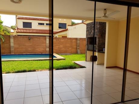 Vendo Casa Con Piscina En Barrio Cerrado De Luque
