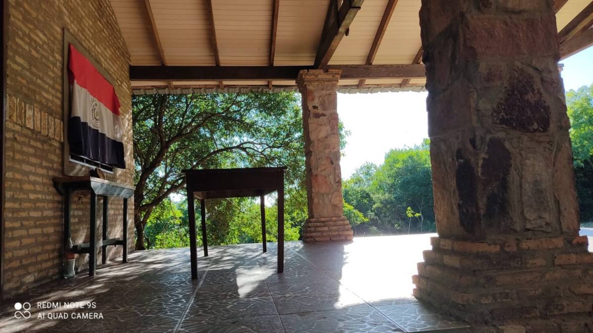 VENDO AMPLIO TERRENO CON CONSTRUCCION EN PARAGUARI (MBATOVI) — foto 3