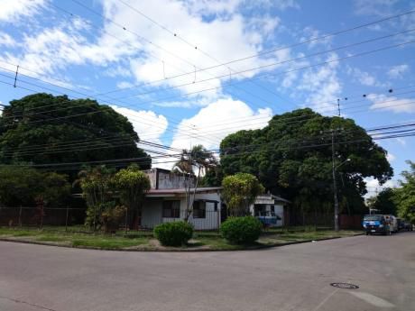 Terreno En Esquina Para Inversión Zona Barrio El Trompillo 2º Y 3º Anillo
