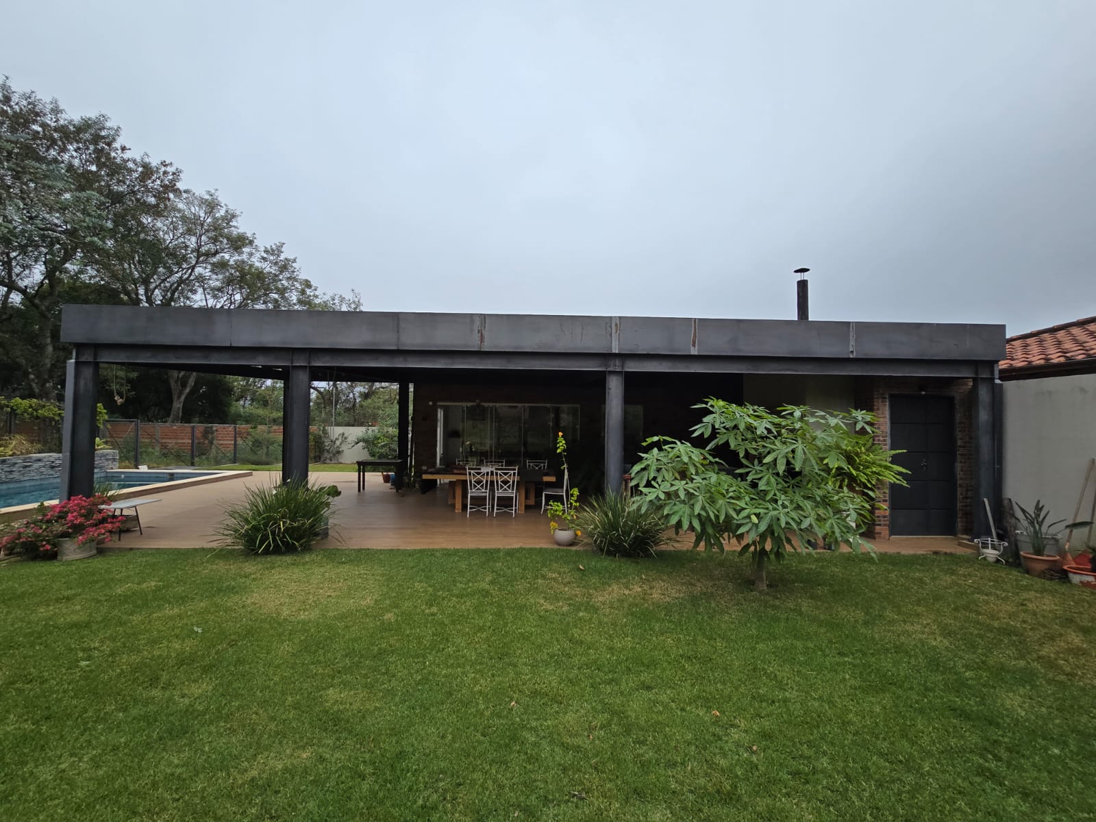 ALQUILA ESTA HERMOSA CASA CON PISCINA EN BARRIO TRANQUILO Y SEGURO EN SANBER — foto 2