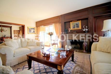 Casa En Venta Con Amplio Jardín En Carrasco
