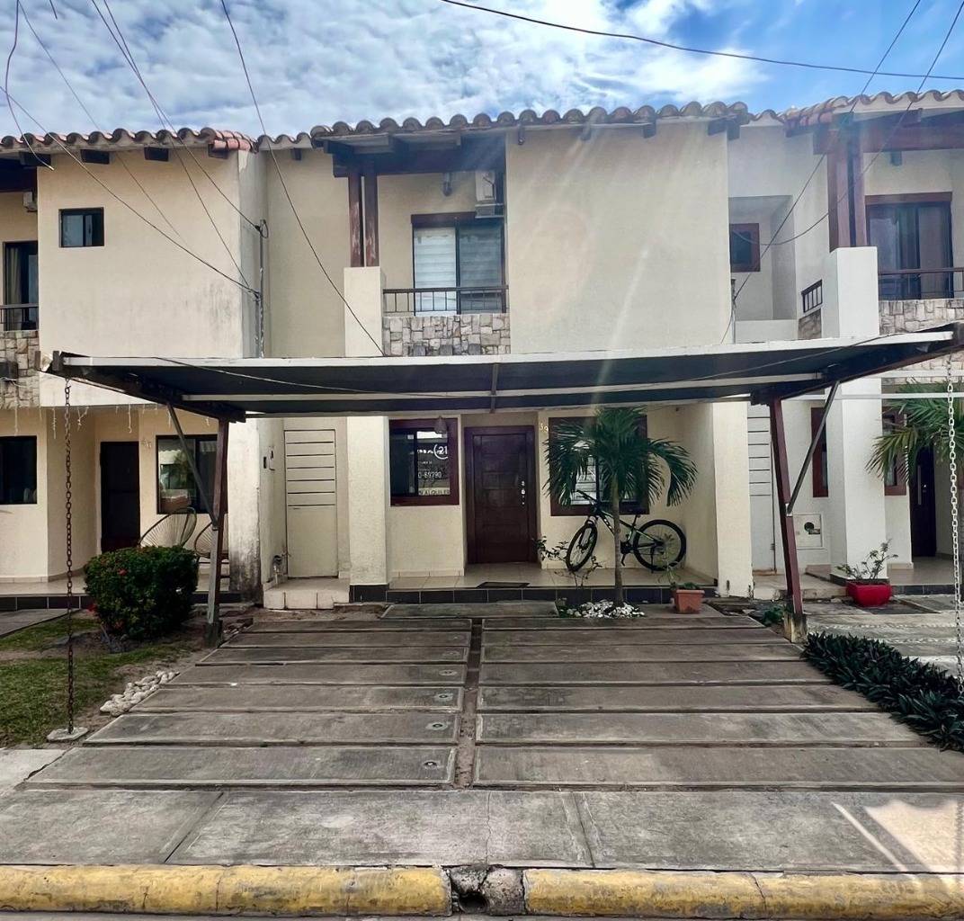 CASA EN ALQUILER - CONDOMINIO VERSALLES