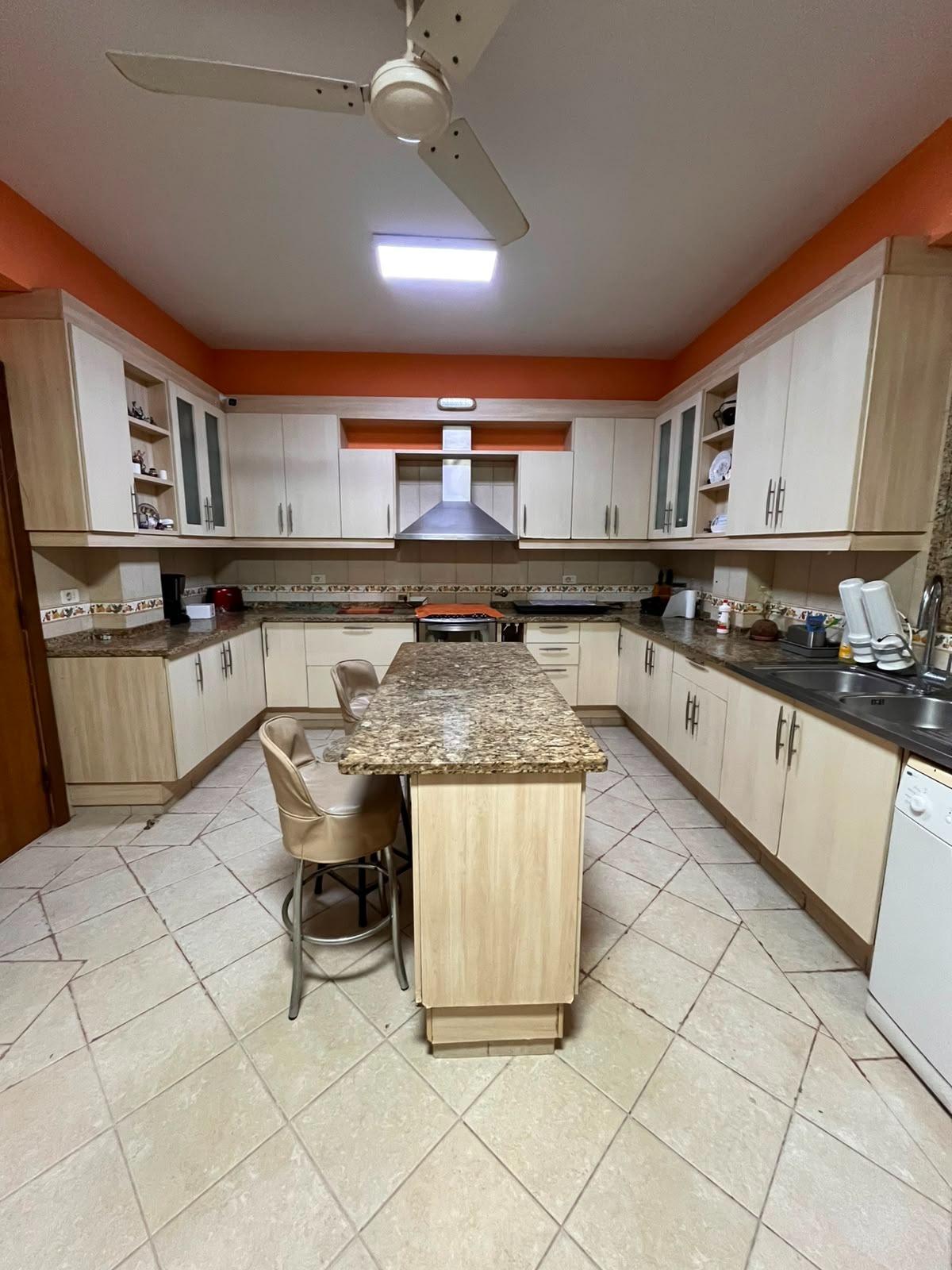 ALQUILO EXCLUSIVA RESIDENCIA  AMOBLADA CON PISCINA  – BARRIO MBURICAO — foto 3