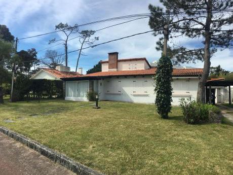 Hermosa Casa Ubicada En Zona Mansa, Muy Cerca De La Playa.