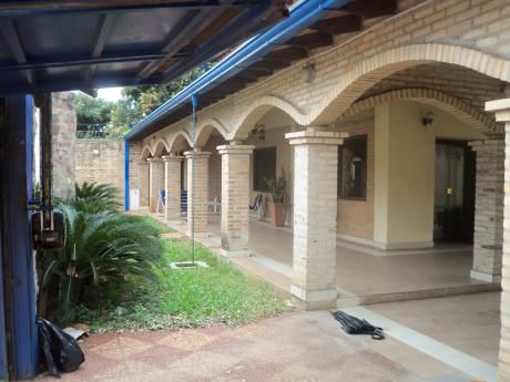 Amplia Residencia Zona De Las Avdas M.lynch Y Avda Fdo De La Mora
