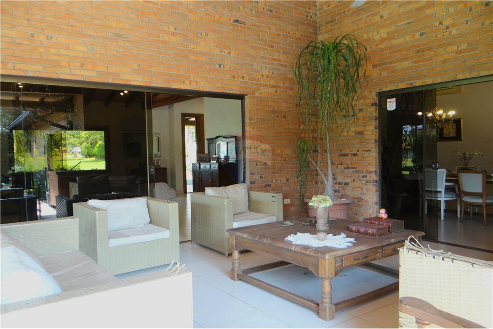 RESIDENCIA AMPLIA EN QUINTA BRUSQUETTI MRA — foto 2