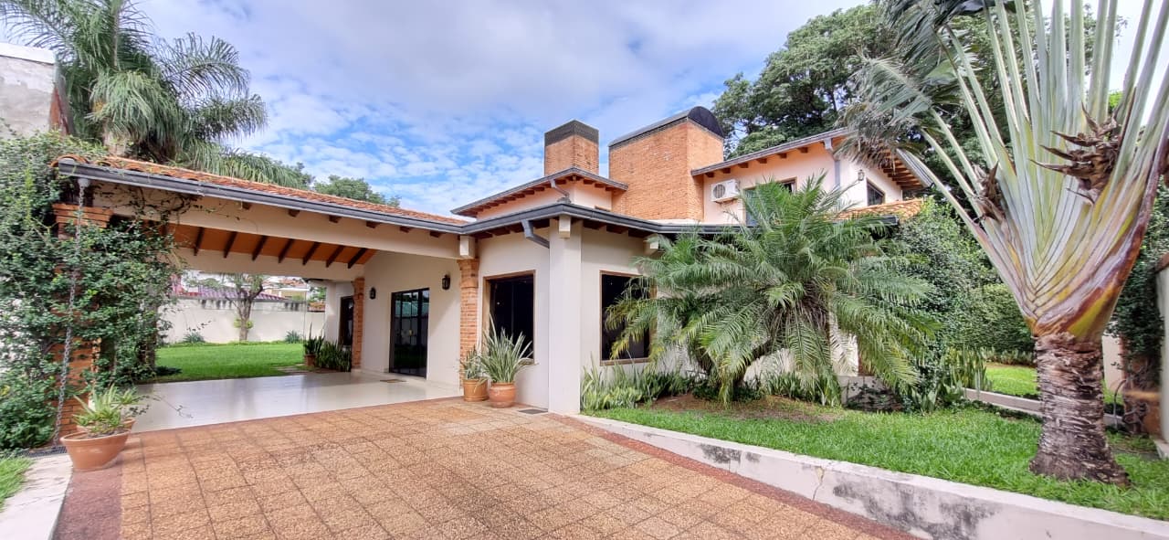 Casa con 4 Dormitorios y amplio patio en Lambaré — foto 3