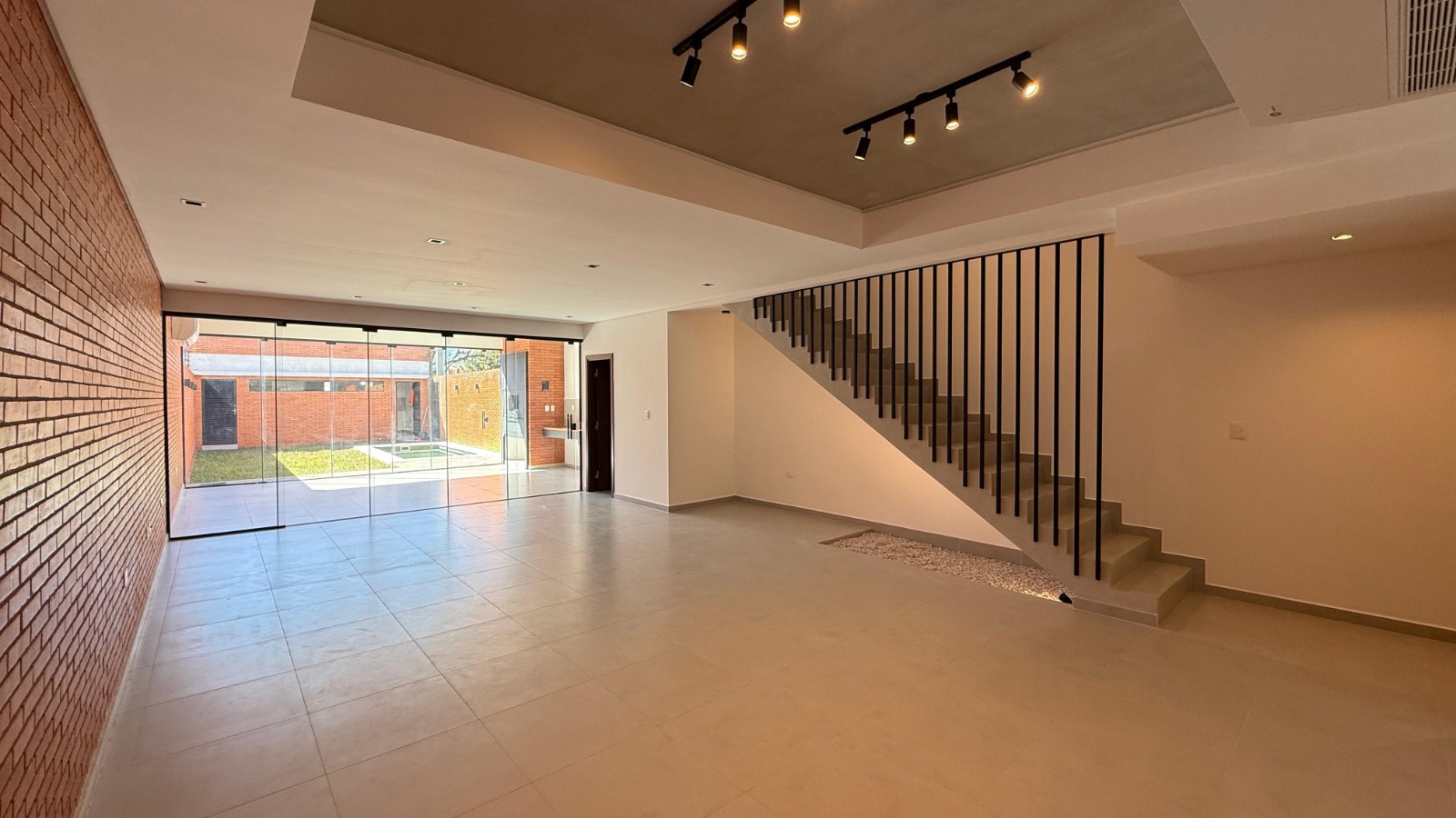 ALQUILO HERMOSA CASA CON PISCINA Y QUINCHO EN ZONA PLAZA MADERO – LUQUE — foto 2