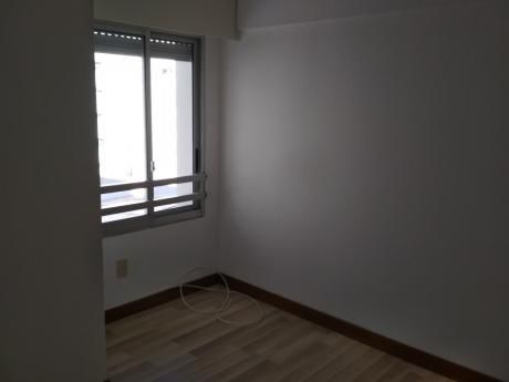 Piso Alto, 1dorm. Sobre 18 De Julio A Pasos De Br. Artigas