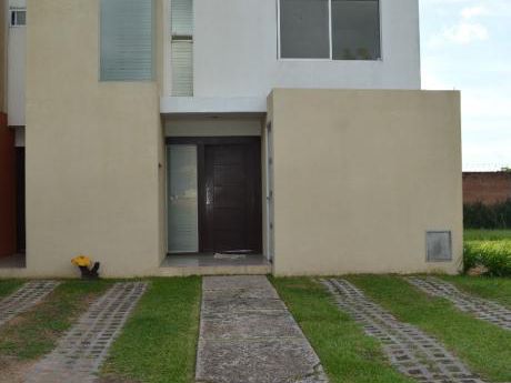 Amplia Casa Zona Este, Dentro De Condominio Cerrado