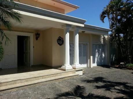 Alquilo Casa En Barrio Los Laureles
