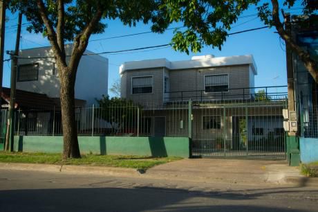 Colón- 2 Casas A Pasos De Av. Garzón Y De La Terminal De ómnibus
