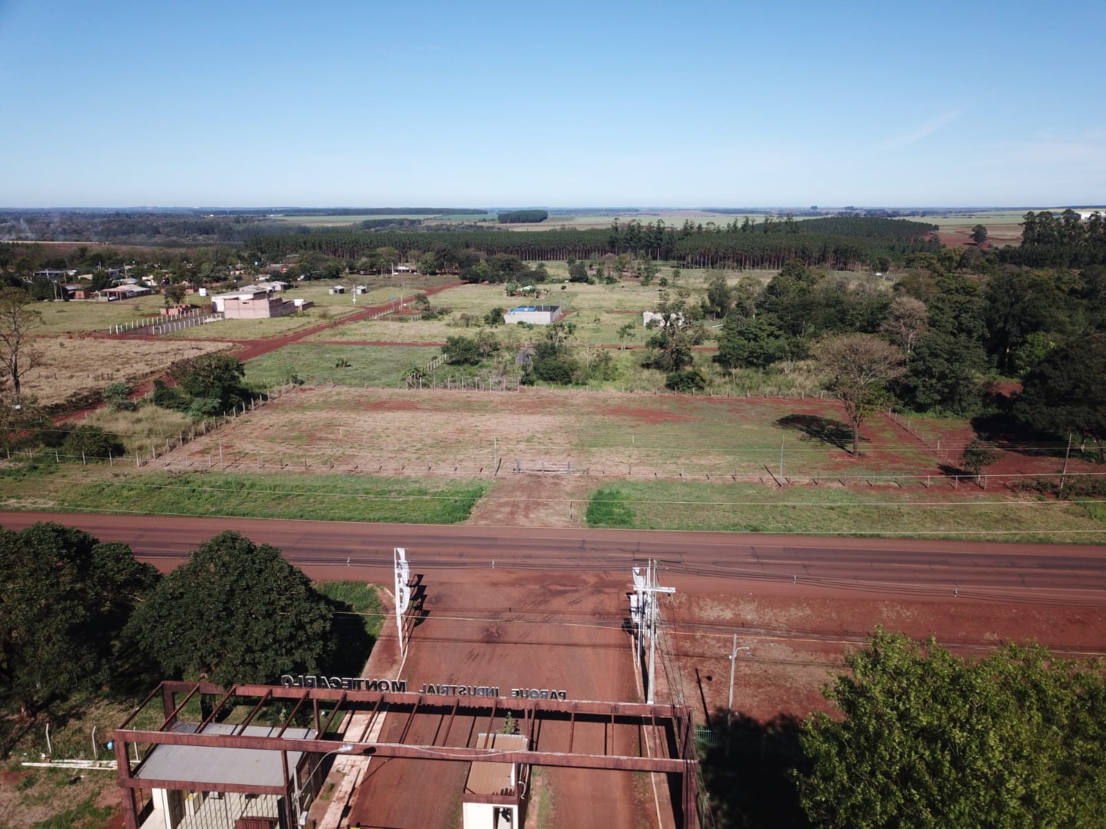 ¡Inversión Estratégica! Terreno Exclusivo de 5.000 m² con Frente Directo a Supercarretera en Hernandarias KM 06, Potencial Ilimitado para Desarrollo Comercial y Residencial. — foto 2