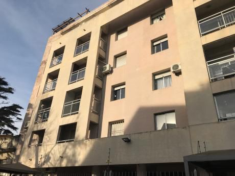 Venta Apto En Malvin, Dos Dormitorios, Con Garage Fijo.