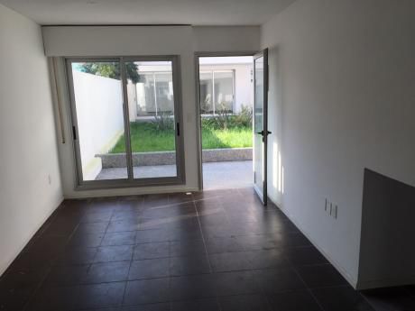 Duplex Tipo Casa En P.b. Prox. Rbla. Con Balcon Y Tza. Con Parrillero, Garaje