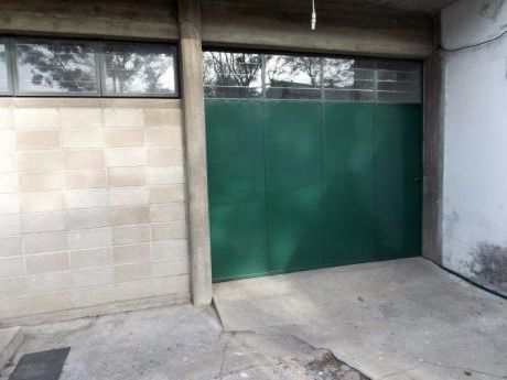 Taller Mecánico, Industria O Depósito. 141 M2 Próximo A Av. Italia Y Caldas.