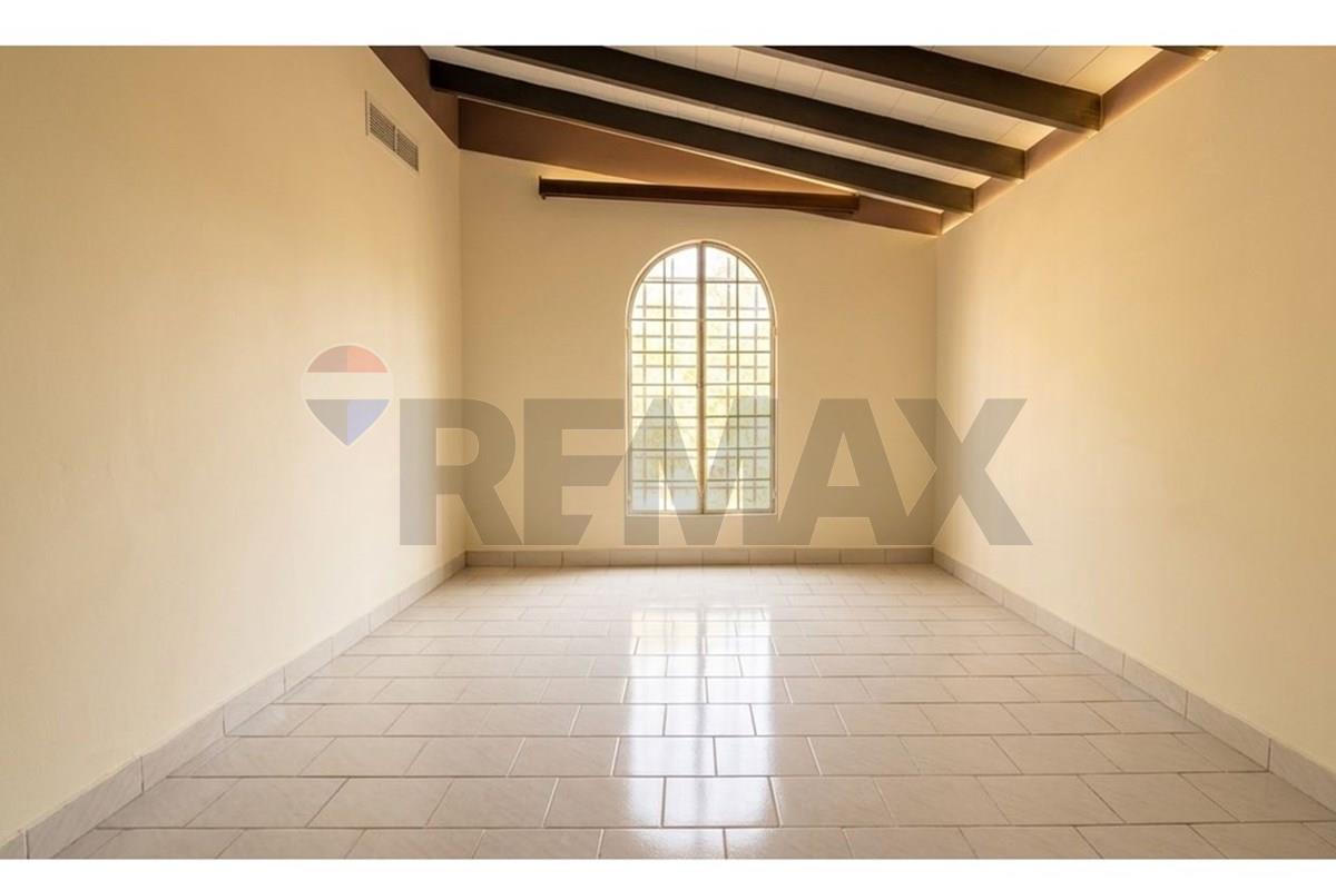 Casa - Alquiler - Luque, Central, Paraguay — foto 3