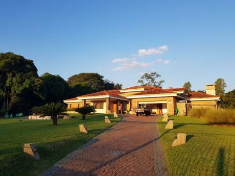Hermosa Residencia Premiun De Una Sola Planta Rodeada De Vegetación!!!