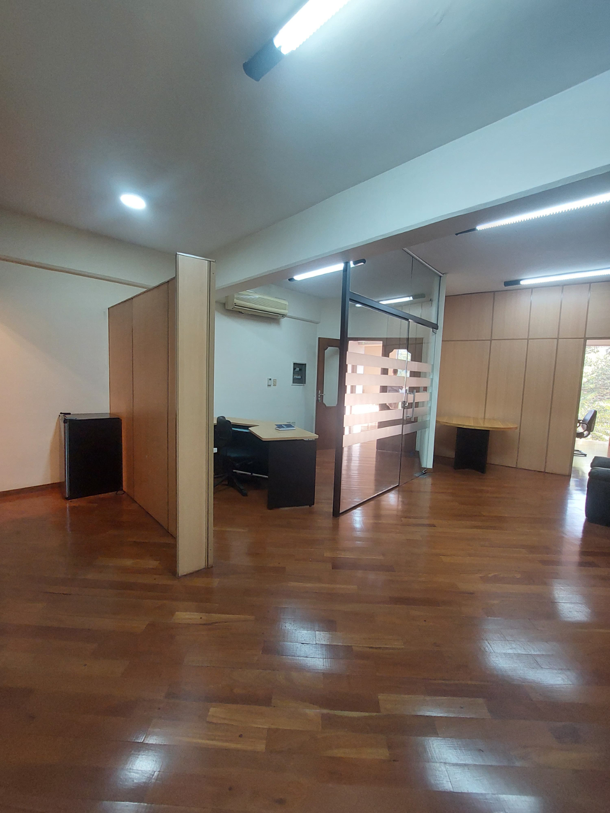 ALQUILO OFICINA AMOBLADA EN VILLAMORRA — foto 2