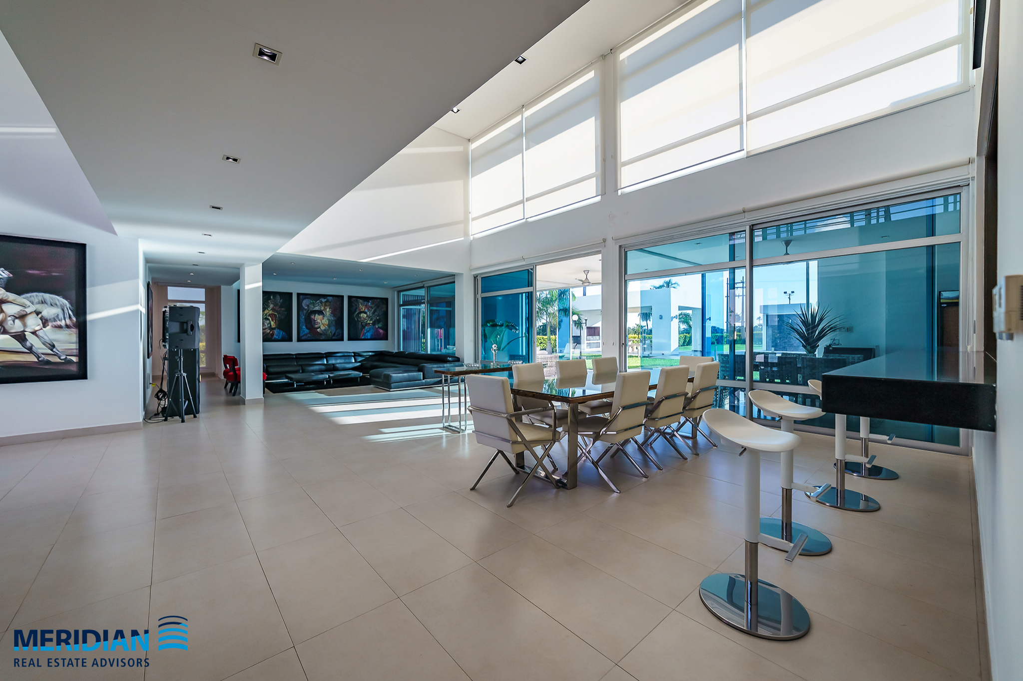 Impresionante Mansión Minimalista en Carlos Franco Golf — foto 2