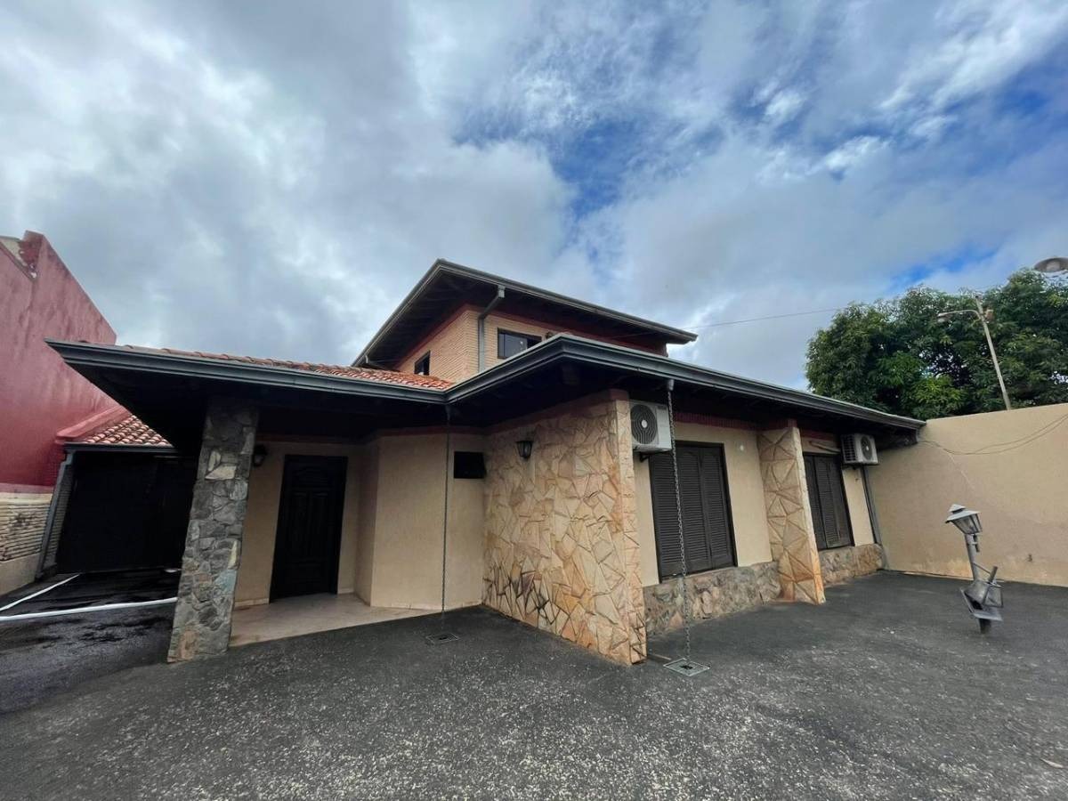 EN VENTA AMPLIA CASA EN VILLA ADELA LUQUE — foto 2